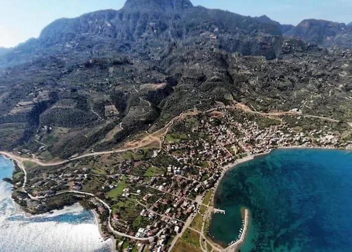 Sunny One - Charming Garden Nest Apartment Petalidi